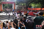 资料图：6月8日下午，湖南长沙市一中考点外，考生跑出考场，庆祝高考结束。 中新社记者 杨华峰 摄 - 新浪湖北