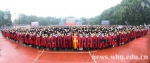 珞珈山见证，万名毕业生雨中集体“加冕” - 武汉大学