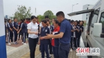 车站工作人员现场服务藏族学生 - Hb.Chinanews.Com