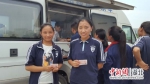 藏族学生开心的展示暑假回家的车票 - Hb.Chinanews.Com