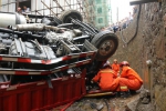 货车失控翻入路边司机被困 消防及时营救（图） - Hb.Chinanews.Com