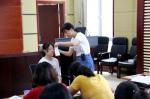 图为武汉市儿童医院主管技师周泉老师实操演示 - 残疾人联合会