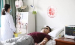 郑松躺在市中心医院造血干细胞采集室病床上捐献“生命的种子” - 新浪湖北