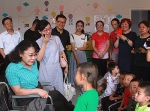 图为张海迪与正在进行语言康复训练的听障儿童亲切交谈 - 残疾人联合会