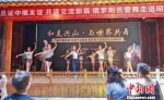 舞团演员与当地儿童“互粉”学习中国民族舞 李赟 摄 - Hb.Chinanews.Com