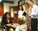 图为中国残联主席、康复国际主席张海迪看望福利机构老人 - 残疾人联合会