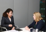 图为中国残联主席张海迪会见英国国际发展部大臣佩妮·莫当特女士 - 残疾人联合会