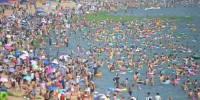 7月29日，数千名游客在山东青岛第一海水浴场纳凉避暑。 王海滨 摄 - 新浪湖北