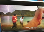 图为民警施救时，头顶还有闪电划过　视频截图 - 新浪湖北