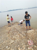 湖北一母亲带4个娃到长江边玩水 结果5人全部溺亡 - 新浪湖北