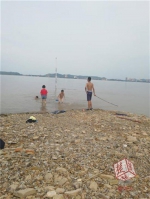 丁金芳带着小朋友在江边玩，发到亲人群的照片 - 新浪湖北