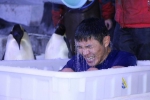 武汉海昌公园举行冰极挑战 -5℃游客与企鹅亲密接触 - Whtv.Com.Cn
