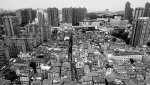 武汉著名城中村——小何西村被高楼包围。摄影：翟星理 - 新浪湖北