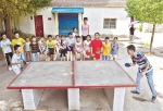 图为：周永杰和学生一起打乒乓球 - 新浪湖北