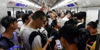 返校大学生挤爆武汉地铁 已连续两个周末加车上线 - 新浪湖北