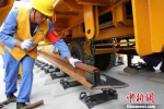 在中铁十一局一公司施工管段内，中铁十一局建设者进行铺轨作业　杨东　摄 - 新浪湖北