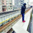 图为：涉事男子站上轻轨站台的挡板欲轻生（资料图） - 新浪湖北