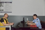 民警对在押人员进行谈心谈话 通讯员供图 - Hb.Chinanews.Com