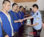 民警为在押人员发放月饼 通讯员供图 - Hb.Chinanews.Com