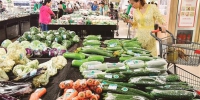 图为：昨日，汉口一超市内蔬菜品种丰富，但价格明显上涨 - 新浪湖北