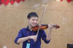 图为冲冲（化名）为大家表演小提琴独奏《茉莉花》 - 残疾人联合会