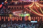 大批市民在维园看表演，人山人海。图片来源：香港《明报》 赖俊杰/摄 - Hb.Chinanews.Com