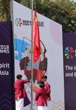 图为10月4日，中国体育代表团在印度尼西亚雅加达运动员村举行升旗仪式。 - 残疾人联合会