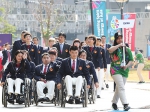 图为10月4日，中国体育代表团成员在升旗仪式上入场。 - 残疾人联合会