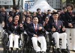 图为10月4日，参加升旗仪式的中国体育代表团成员在仪式开始前 - 残疾人联合会