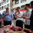 受害人王祥兴（左一）在现场接受媒体采访，控诉“肉霸”罪行。  本文图片均来自“长安剑”微信公众号 - 新浪湖北