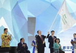 10月13日，杭州市副市长王宏（中）在会旗交接仪式上挥舞亚残奥委会会旗 - 残疾人联合会