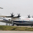 　　10月20日，“鲲龙”AG600滑向水面准备起飞。当日9时05分，国产大型水陆两栖飞机“鲲龙”AG600在湖北荆门漳河机场成功实现水上首飞起降。新华社记者 程敏 摄 - 新浪湖北