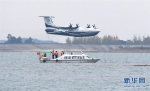10月20日，“鲲龙”AG600在水面低空飞行。新华社记者 程敏 摄 - 新浪湖北