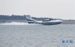 10月20日，“鲲龙”AG600在水上平稳降落。新华社记者 程敏 摄 - 新浪湖北