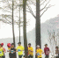 图为：武汉马拉松比赛期间，选手跑过风景如画的东湖绿道 - 新浪湖北