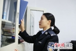 朱宇正在整理文件档案 - Hb.Chinanews.Com