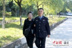 陈峰和妻子在一起 - Hb.Chinanews.Com