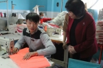 陶慧芬在荆门新港服装有限公司与残疾员工沟通交流 - 残疾人联合会