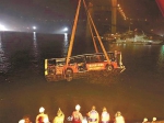 图为：昨晚11时30分左右，公交车被打捞出水 - 新浪湖北
