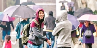 图为武汉昨日冷雨，年轻人已穿上厚衣 - 新浪湖北
