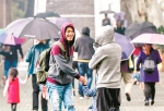 图为武汉昨日冷雨，年轻人已穿上厚衣 - 新浪湖北