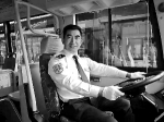 青岛公交司机“双语”报站走红 网友称像坐飞机头等舱 - Whtv.Com.Cn