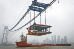 每台吊机起重能力达900吨，两台一起吊起千吨钢梁 记者王谦 摄 - 新浪湖北