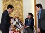 图为张海迪向郑钦明先生赠送残疾人艺术品 - 残疾人联合会