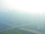 图：昨日，三环线盘龙立交被大雾笼罩记者李永刚 摄 - 新浪湖北