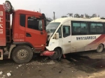 荆州发生交通事故 货车与小巴相撞致7人被困 - 新浪湖北