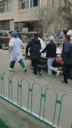 武汉一名医生坐诊时被刺伤 行凶者坠楼身亡(图) - 新浪湖北