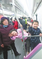 2012年12月28日，武汉第2条轨道交通线路武汉地铁2号线正式开通运营 记者陈卓 摄 - 新浪湖北