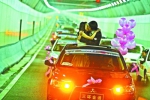 2008年12月28日，武汉长江隧道试通车。一对新人在隧道里行驶的车上相拥而吻 - 新浪湖北
