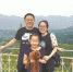 图为：邹炜和妻子及女儿（资料图片） - 新浪湖北
